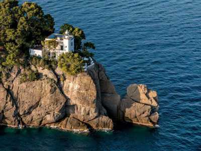 Promontorio di Portofino � La costa alta e frastagliata di questo piccolo porto della riviera ligure � solcata da sentieri che aprono scenari su ville, giardini e sul golfo del Tigullio. Immancabile � la passeggiata al faro immerso in una riserva naturale